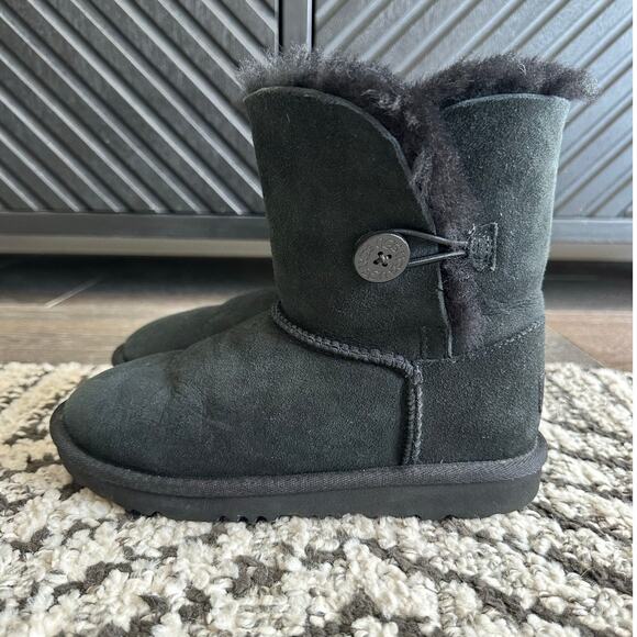 Girls UGG Bailey Button Black Size 2 - Picture 2 of 9